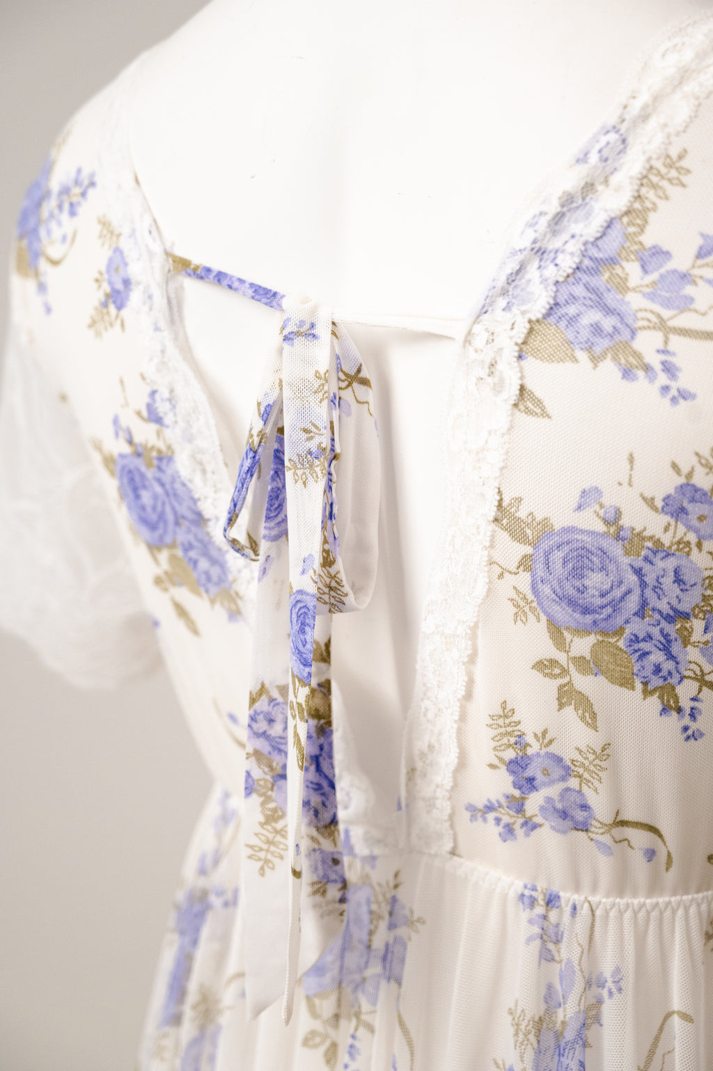 See through rose whisper 04444