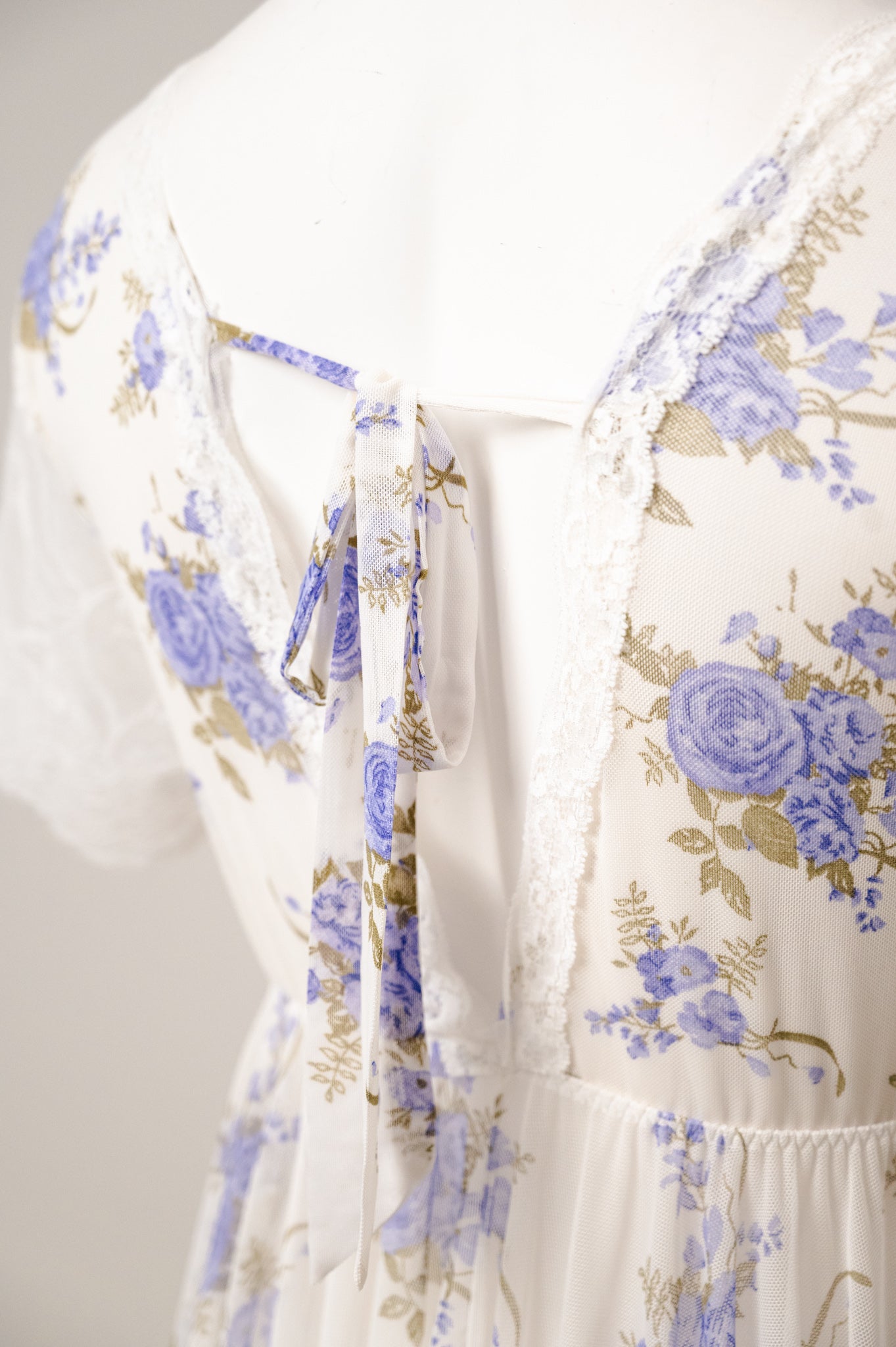 See through rose whisper 04444