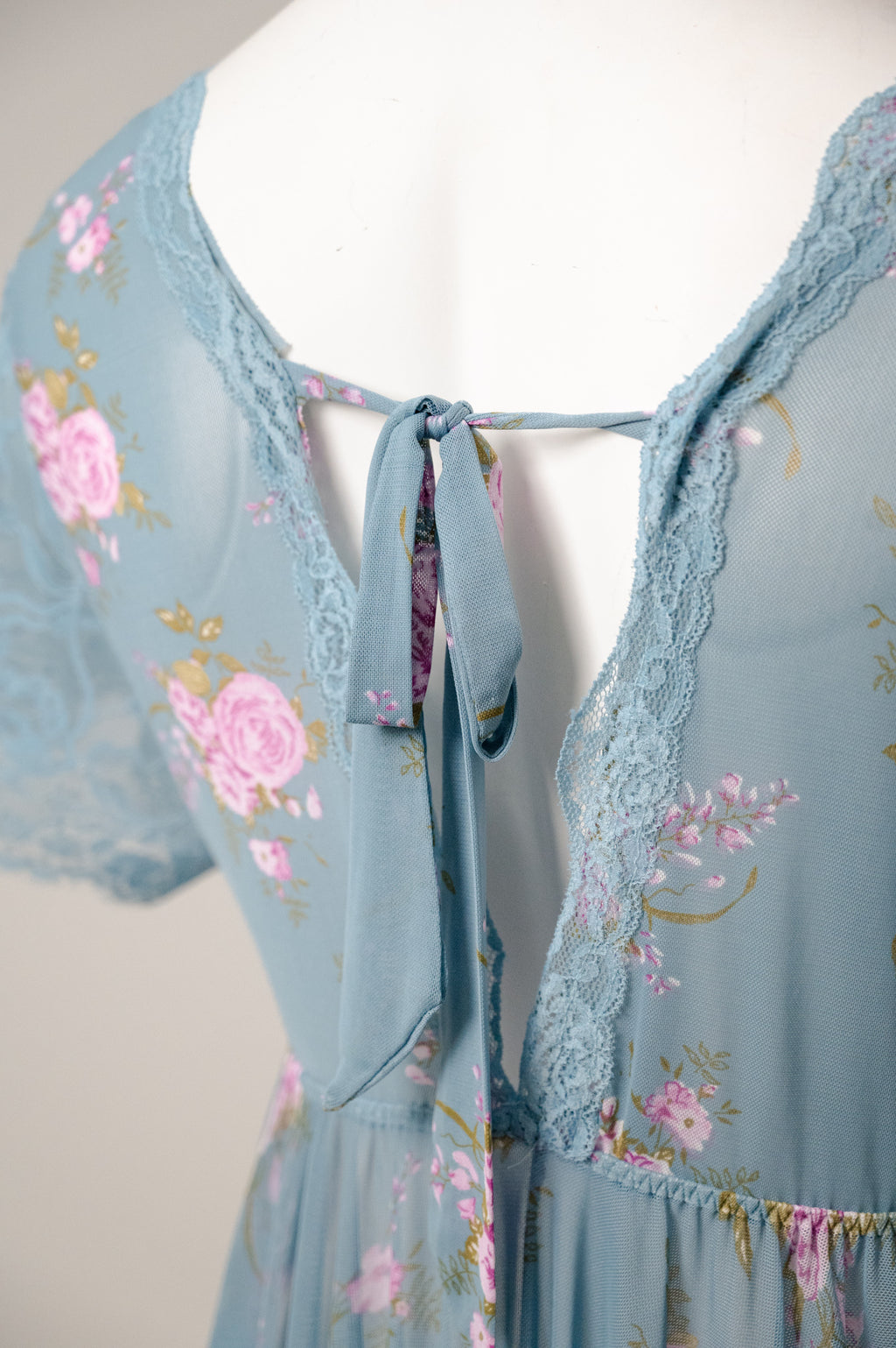 See through rose whisper 04444